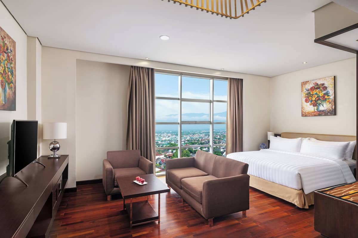 junior suite, 1 queen bed | 1 bedroom, minibar, in-room safe, desk