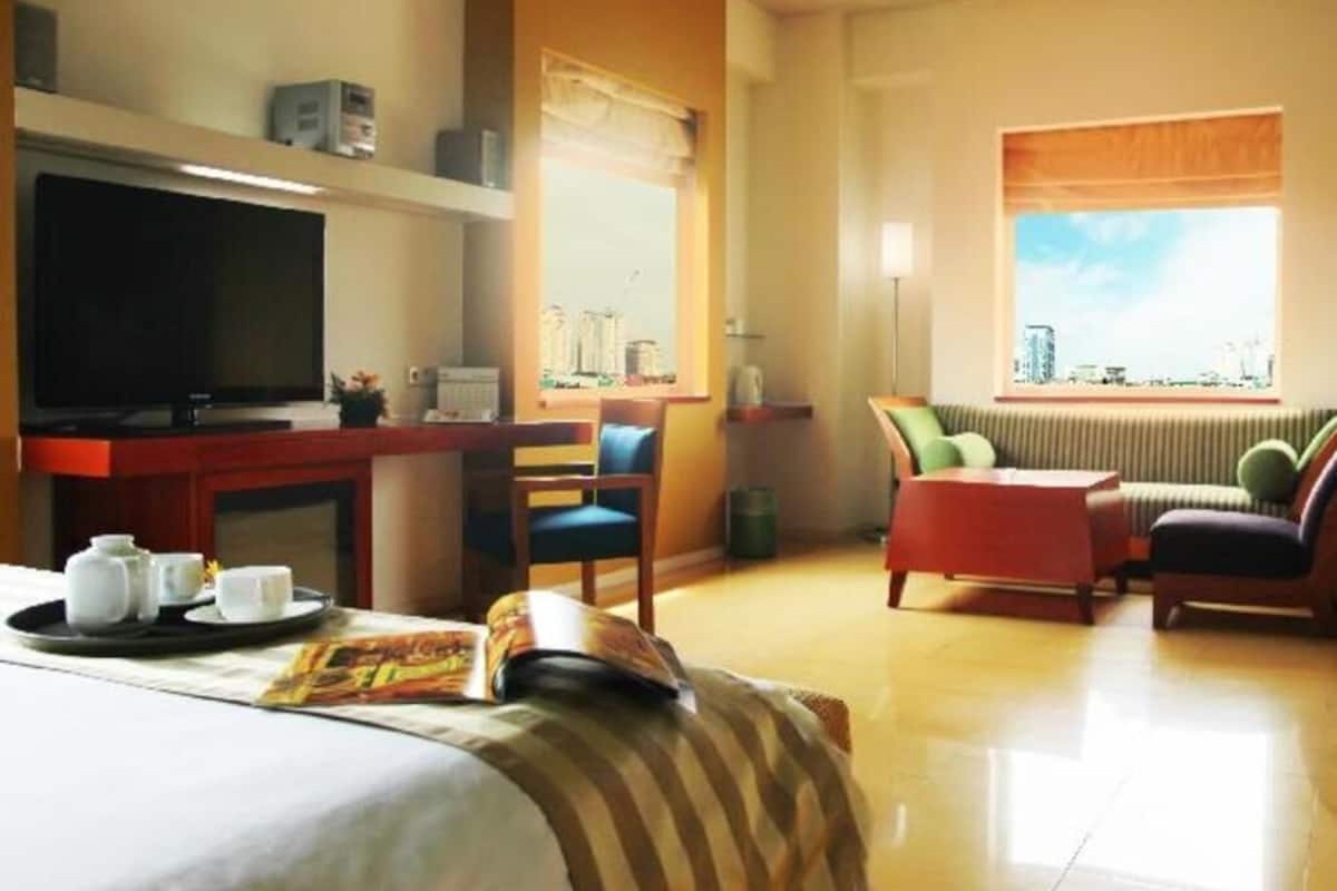 In-room safe, desk, laptop workspace, iron/ironing board