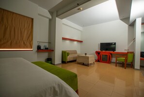 Habitación Business (Sparks) | Zona de estar | Televisión LCD de 32 pulgadas con canales por cable, una televisión