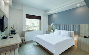 Sparks Deluxe King | In-room safe, desk, laptop workspace, iron/ironing board - Sparks Life Jakarta, ARTOTEL Curated (Jakarta)