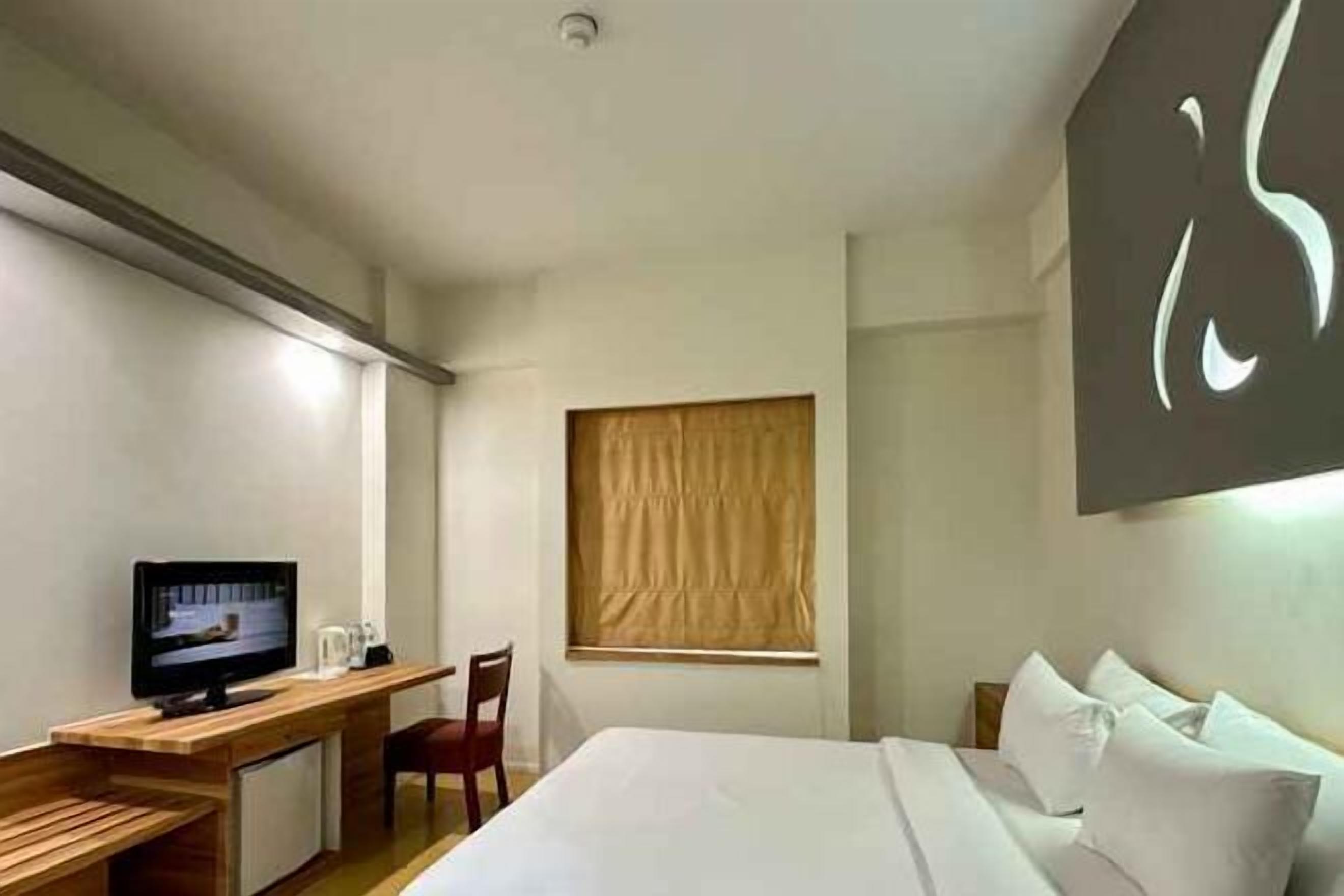 Una cassaforte in camera, una scrivania, postazione laptop