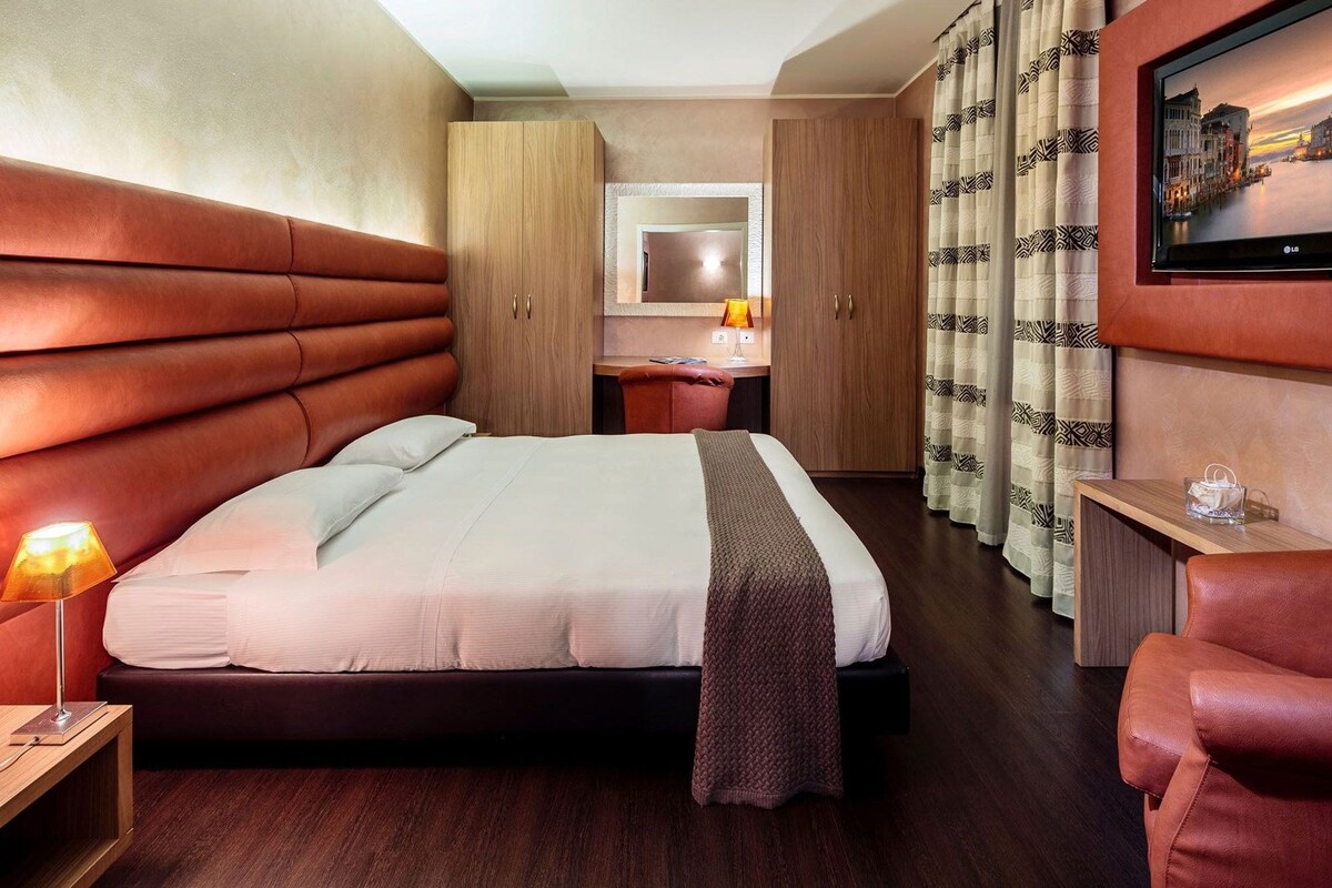 Premium bedding, down comforters, minibar, in-room safe
