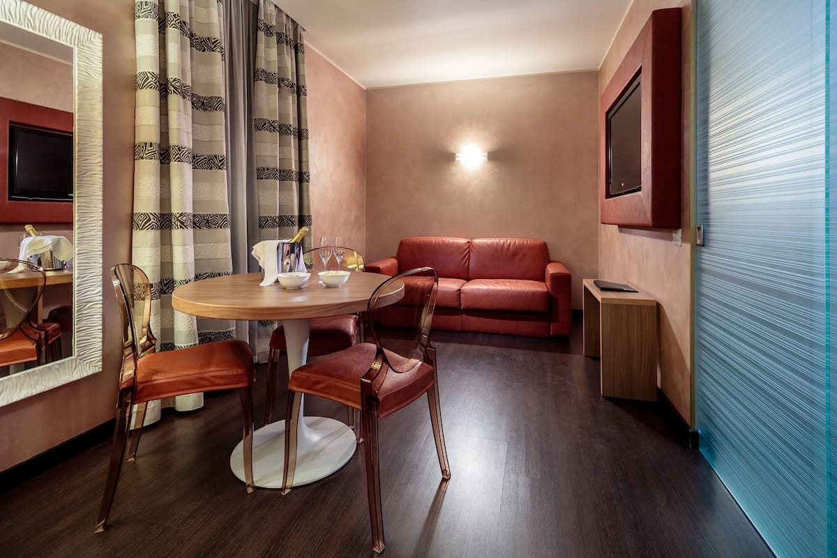 Junior suite, 1 tweepersoonsbed met slaapbank | 1 slaapkamer, luxe beddengoed, donzen dekbedden, een minibar