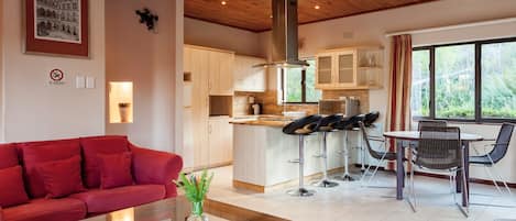 Villa | Wohnbereich | Flachbildfernseher, Kamin