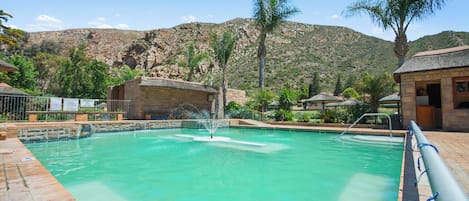 4 piscinas externas, funciona das 8h às 22h, guarda-sóis