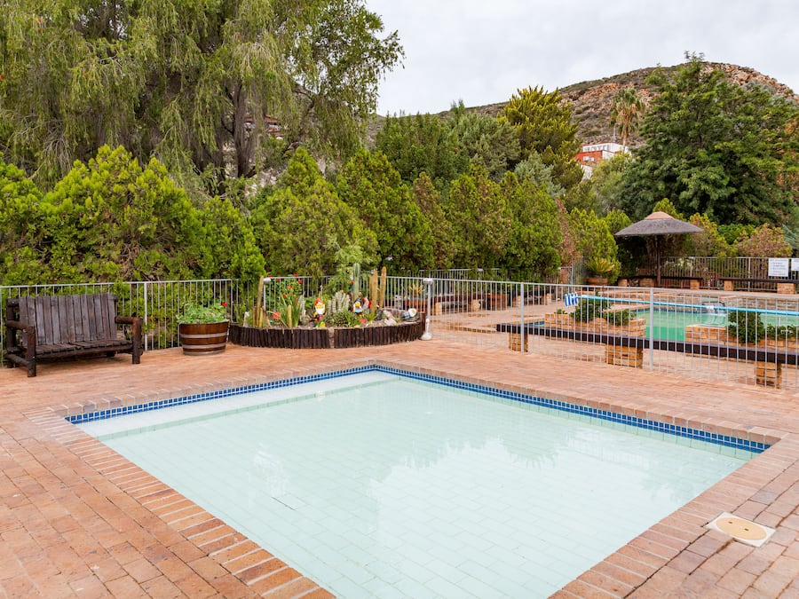 4 Außenpools, geöffnet von 08:00 Uhr bis 22:00 Uhr, Sonnenschirme