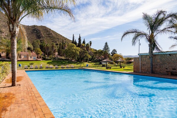 4 piscines extérieures, parasols de plage, chaises longues