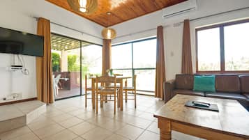 Villa | Aire de séjour | Téléviseur à écran plat, foyer