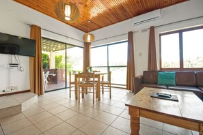 Villa | Wohnbereich | Flachbildfernseher, Kamin