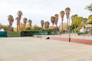 Tennis court - Montagu Springs Resort (Montagu)