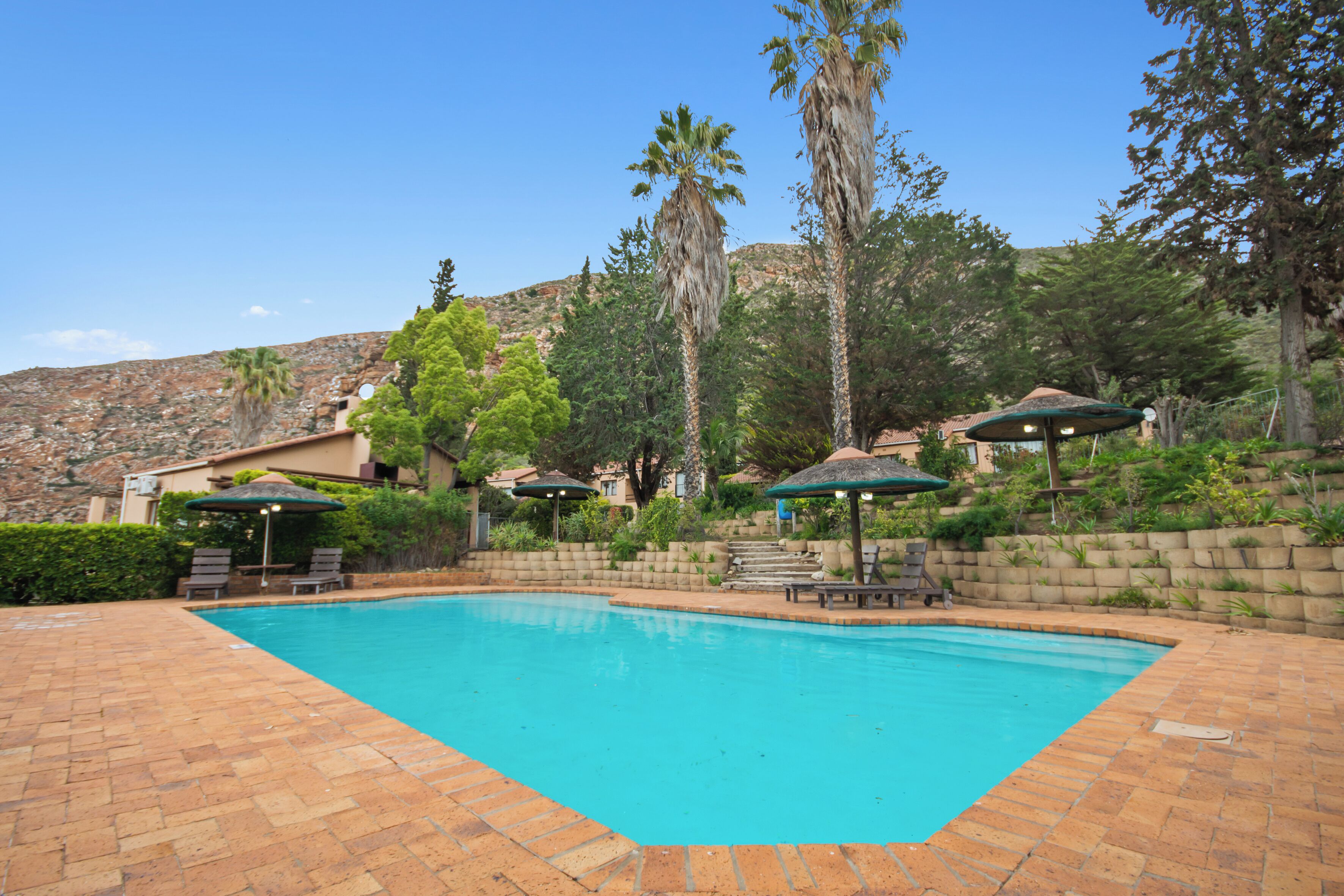 4 piscinas al aire libre, sombrillas, sillones reclinables de piscina