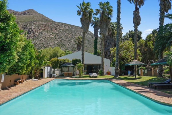 4 outdoor pools, open 8:00 AM to 10:00 PM, pool umbrellas, sun loungers
