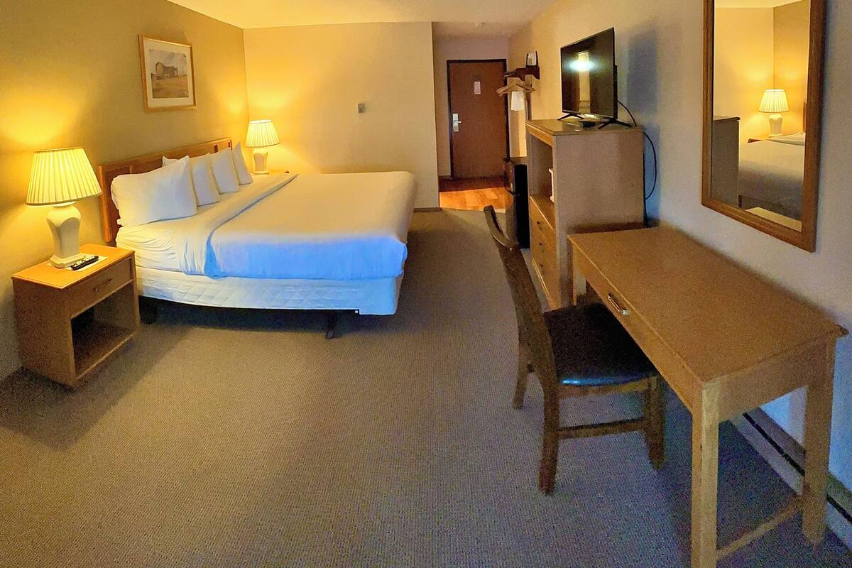 アイロン / アイロン台、ベビーベッド (無料)、WiFi (無料)、ベッドシーツ