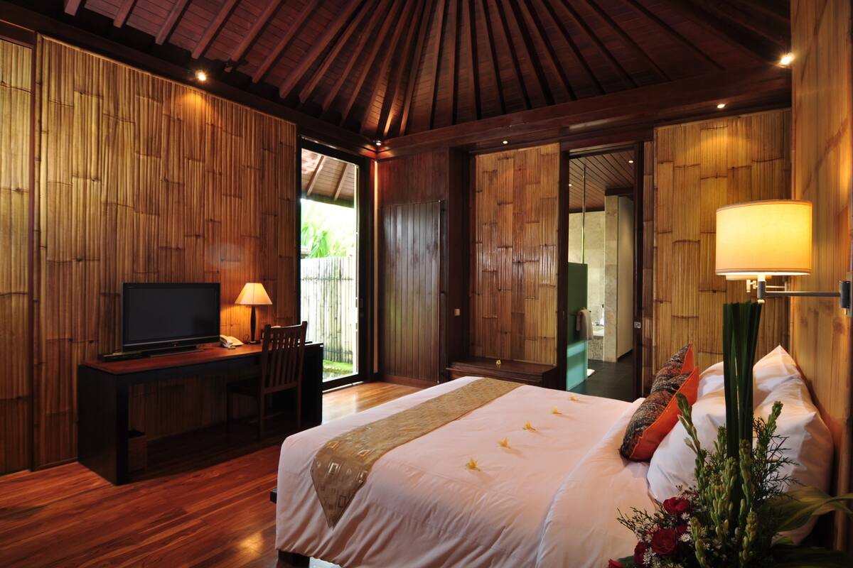 Deluxe Villa, 1 Bedroom | Minibar, in-room safe, desk, rollaway beds
