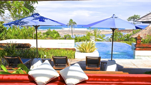 Outdoor pool, pool umbrellas, sun loungers - Anginsepoi Villa (Tabanan)