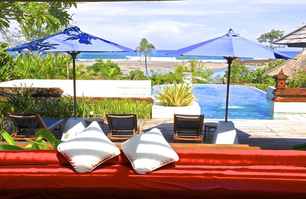 Hồ bơi ngoài trời, dù/ô trên bãi biển/hồ bơi, ghế dài tắm nắng