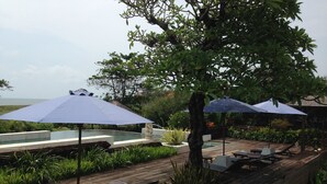 Outdoor pool, pool umbrellas, sun loungers - Anginsepoi Villa (Tabanan)