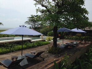 Outdoor pool, pool umbrellas, sun loungers - Anginsepoi Villa (Tabanan)