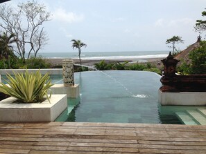 Outdoor pool, pool umbrellas, sun loungers - Anginsepoi Villa (Tabanan)