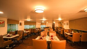 Breakfast, lunch, dinner served; international cuisine  - Hotel Africa Avenue G K 1 (New Delhi)