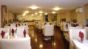 Breakfast, lunch, dinner served; international cuisine