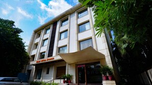 A hotel with a sign reading "Hotel Alinta Avenue."