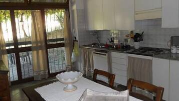 Double Room | Private kitchen | Microwave, oven, stovetop, cookware/dishes/utensils