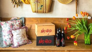 A wooden shelf with framed botanical prints, a woven basket, a straw hat, and a box labeled "Nasi Rossi". - Maso di Villa (Susegana)