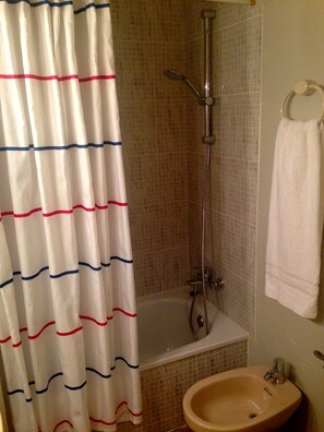 Combined shower/tub, deep soaking tub, free toiletries, hair dryer - Hotel Pelayo (Barcelona)