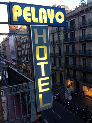 A hotel sign with the name "PELAYO HOTEL" in large, illuminated letters. - Hotel Pelayo (Barcelona)