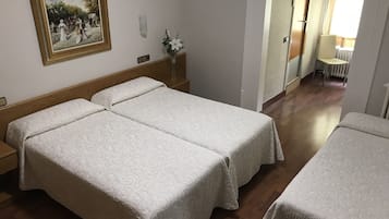 Habitación cuádruple | Wifi gratis y ropa de cama