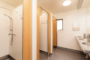 Shower, hair dryer - Haka House Hostel – Aoraki Mt Cook (Mount Cook)