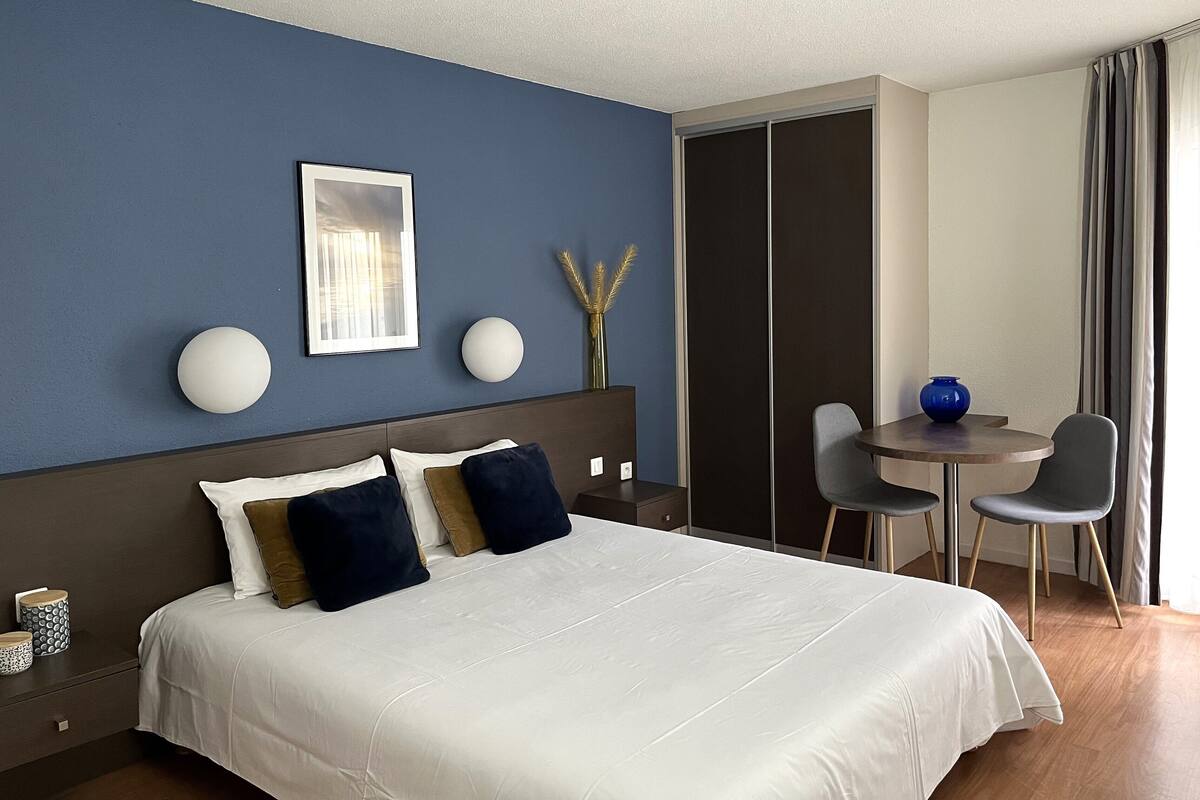 Studio (2 personnes ) | Blackout curtains, soundproofing, free WiFi, individually decorated