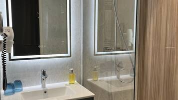 Room 1 Person | Bathroom | Shower, free toiletries, hair dryer, towels