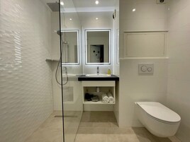 Ducha, artículos de tocador gratuitos, secador de pelo, toallas