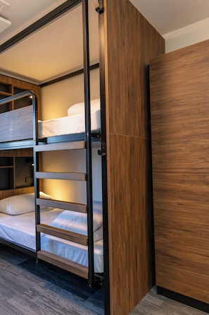 Hypo-allergenic bedding, free WiFi, bed sheets
