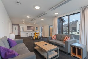 Apartment | Wohnbereich | Tischfußball, Bücher