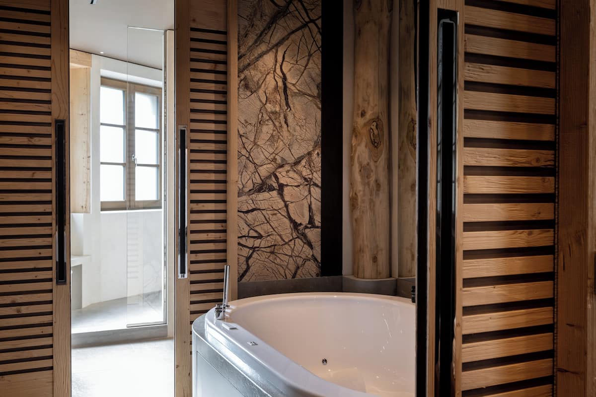 suite signature open space, hydromassage tub, terrace, mountain view | bathroom | free toiletries, hair dryer, bathrobes, slippers