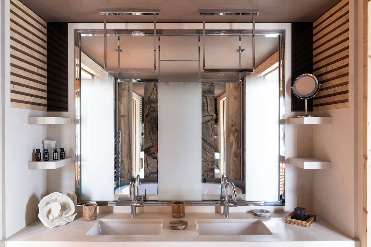 suite signature open space, hydromassage tub, terrace, mountain view | bathroom | free toiletries, hair dryer, bathrobes, slippers