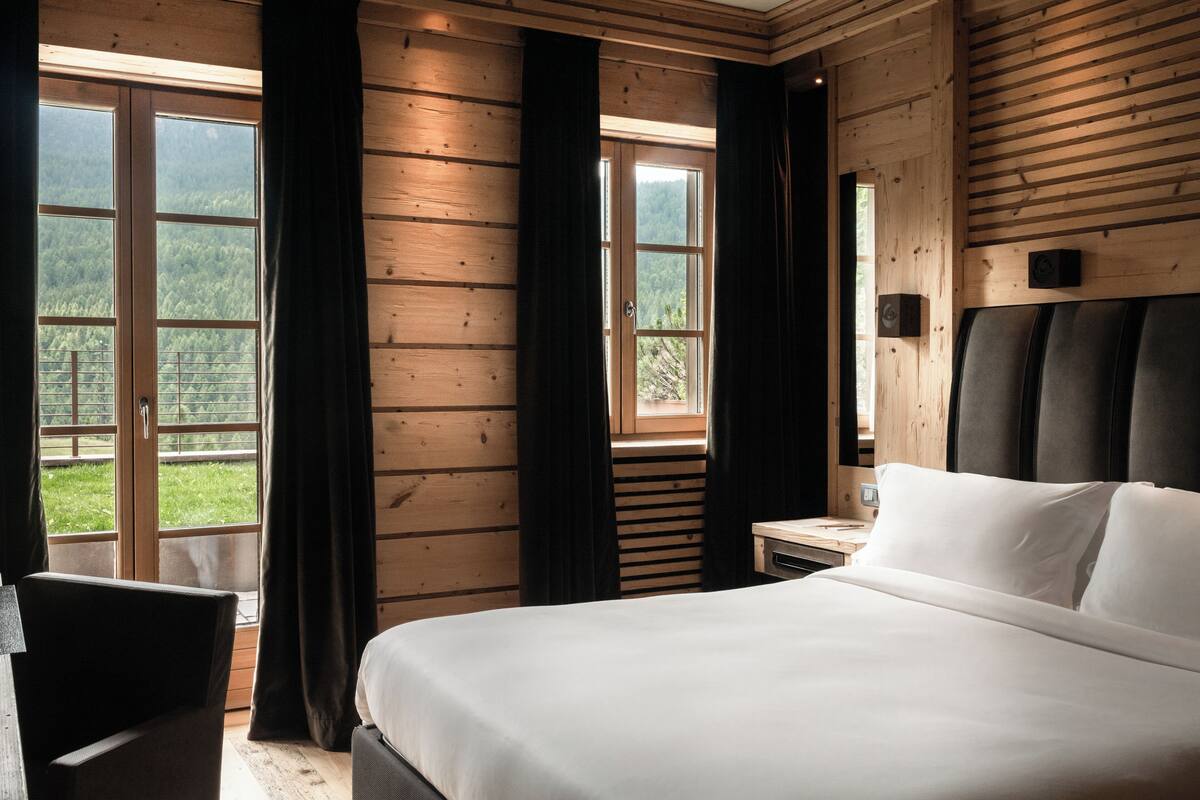 Premium Deluxe, mountain view (private garden or balcony) | Sengetøy av topp kvalitet, dundyner og senger med Select Comfort-madrass