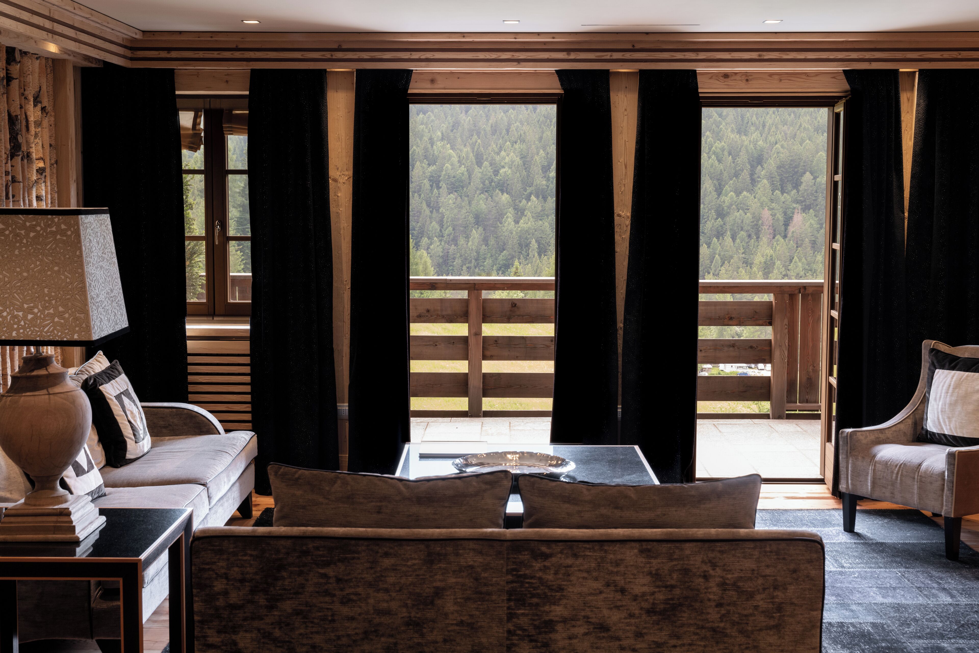 Suite Signature open space, hydromassage tub, terrace, mountain view | Coin séjour | Télévision à écran plat de 32 pouces avec chaînes par satellite