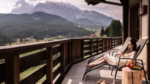 Suite Signature open space, hydromassage tub, terrace, mountain view | 部屋からの景観