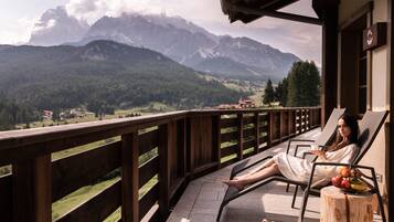Relax on the balcony with a view of the surrounding mountains and valley.