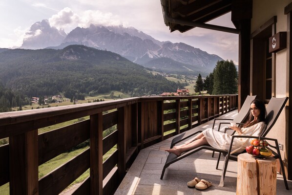 Suite Signature open space, hydromassage tub, terrace, mountain view | Vue de la chambre