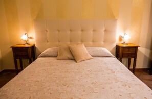 Family Triple Room, Ensuite, Mountain View | Premium bedding, Select Comfort beds, minibar, in-room safe - Le Foglie d'Argento (Caltabellotta)
