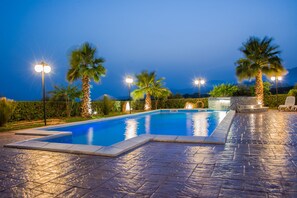 Seasonal outdoor pool, open 9 AM to 7:30 PM, pool umbrellas - Le Foglie d'Argento (Caltabellotta)