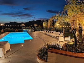 Piscina externa sazonal, funciona das 9h às 19h30, guarda-sóis