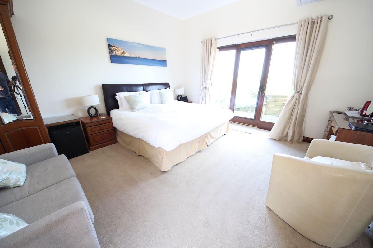 Superior Double Room, Ensuite, Sea View (Tennyson View) | 1 bedroom, in-room safe