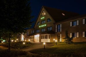 Voorkant accommodatie - avond/nacht