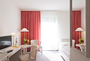 25-inch flat-screen TV with satellite channels, TV - Hotel Reutereiche GmbH (Stavenhagen)